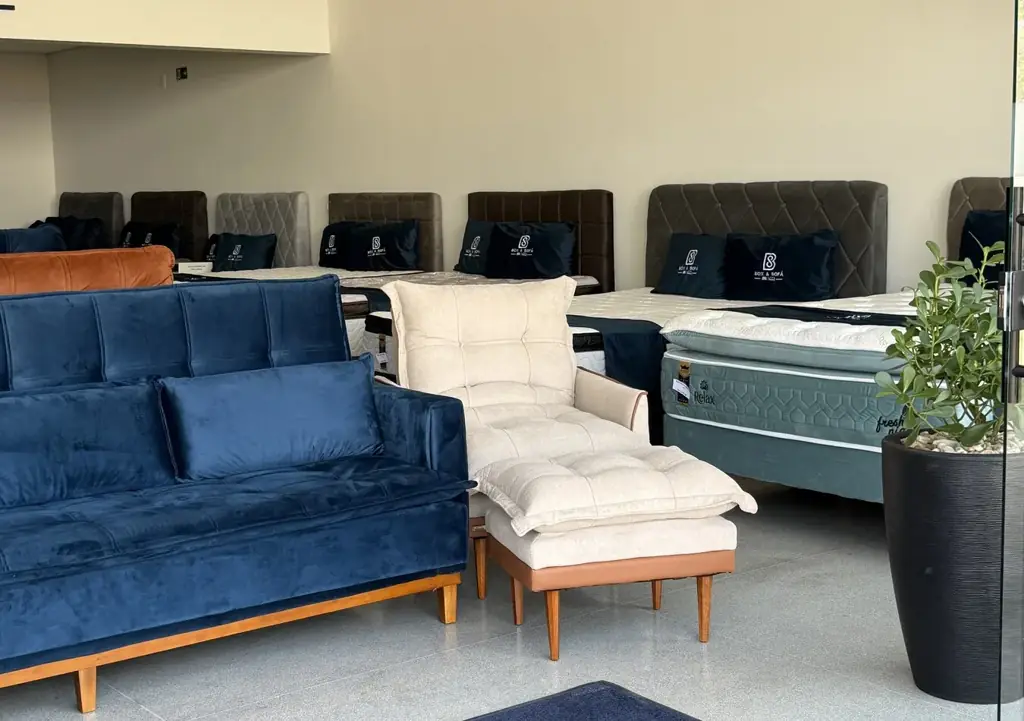 Interior da Box & Sofá com sofás e poltronas em exposição