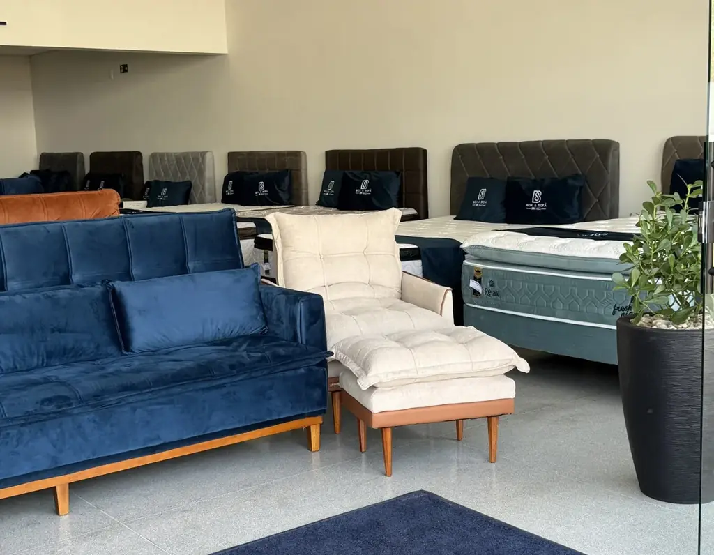 Ambiente interno da Box & Sofá com sofás em exposição